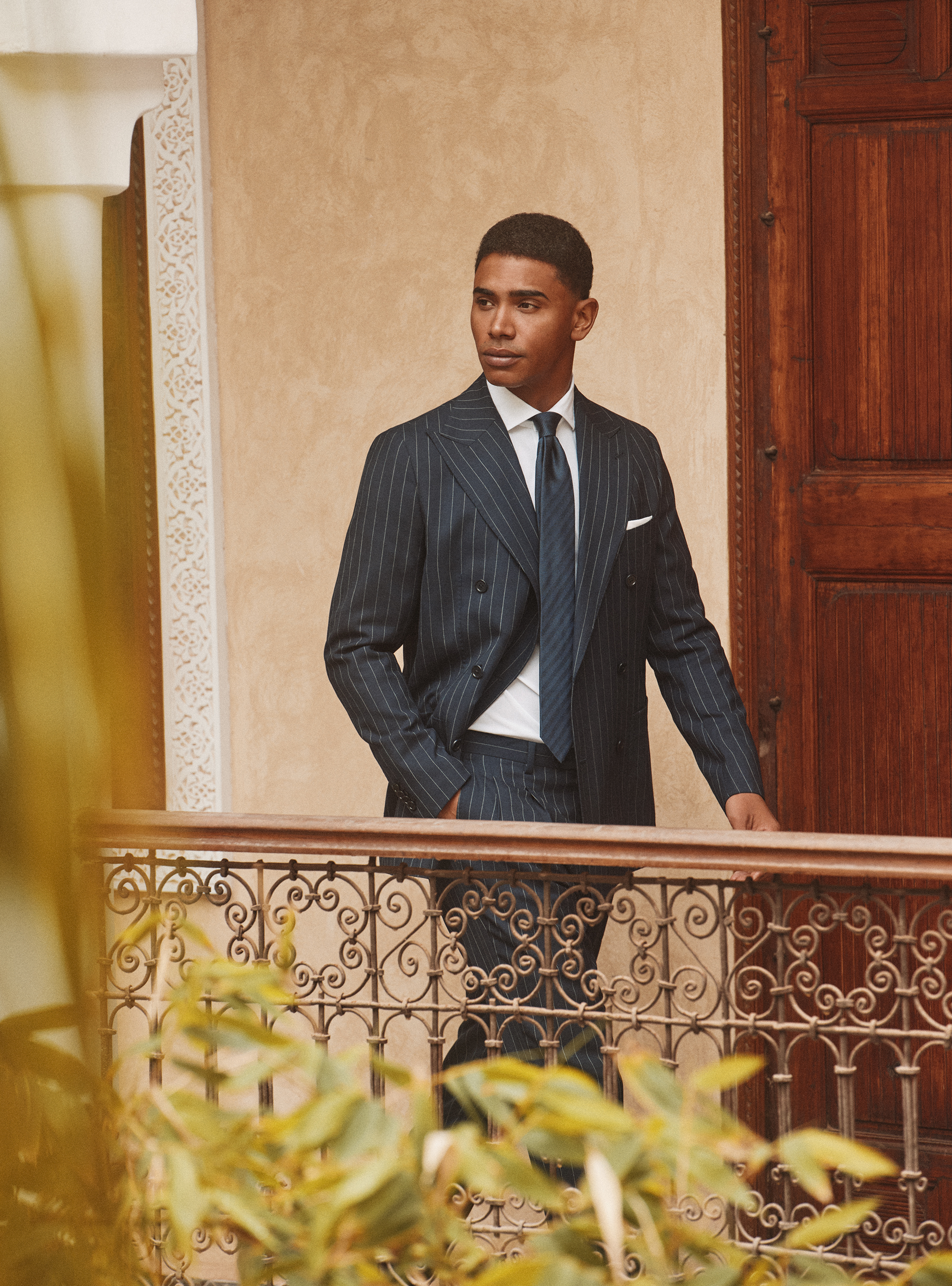 Il rigore del gessato incontra la cerimonia, 